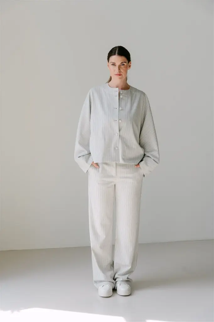 FlorellaS6_jacket_MoosS6_trouser_light_grey_SS26_Aimee_the_Label_3_04395f96-7dd9-43bd-85f7-50ca7d4697db.webp