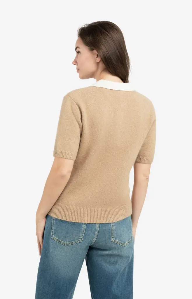 knitted-short-sleeve-sweater-with-contrast-collar-1.webp
