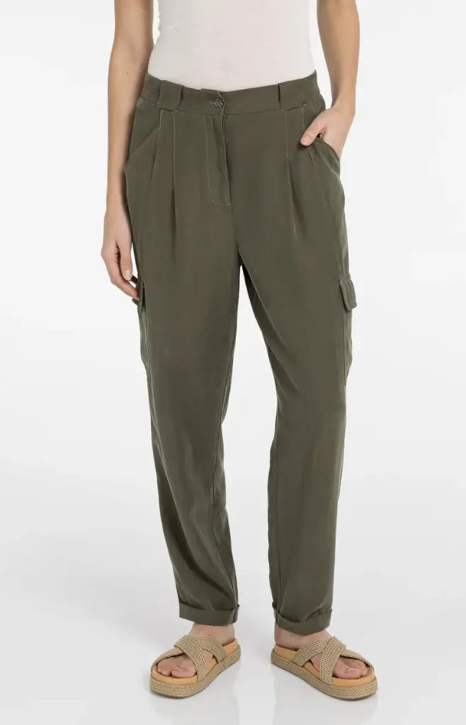 cargo-trousers-with-straight-legs-and-pleats-1_a07cf0f1-b4c6-415f-b0c8-a1023a6b6568.webp