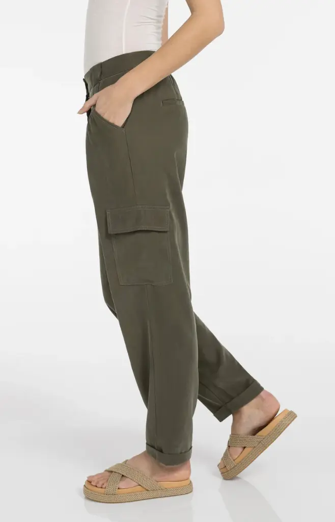 cargo-trousers-with-straight-legs-and-pleats-1_bf2e497f-3705-419d-9407-a3090ff6ed45.webp