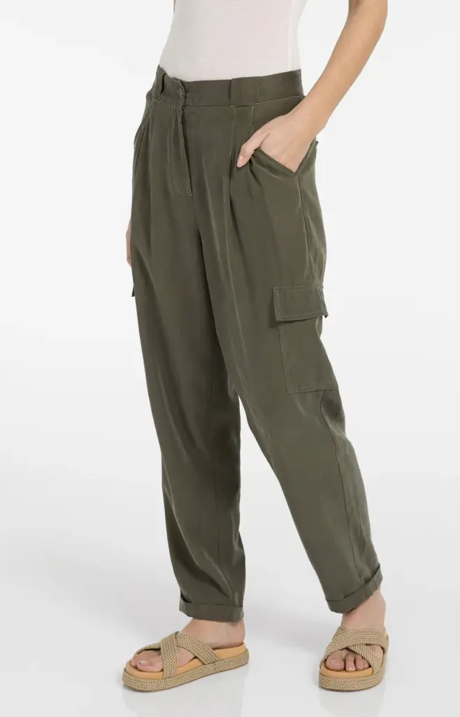 cargo-trousers-with-straight-legs-and-pleats-1_d380198c-0d1a-467d-bfa4-d45bc8d33750.webp