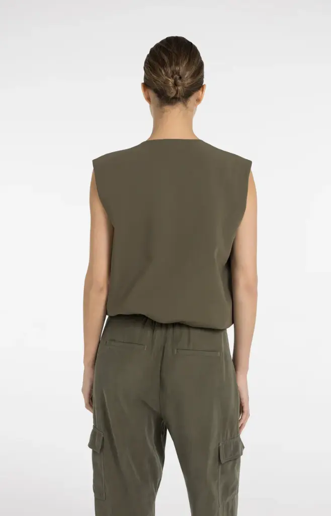 sleeveless-woven-jacket-with-balloon-shaped-hem_32eb1fe0-549e-41ff-aef0-1e8ba335bf6f.webp
