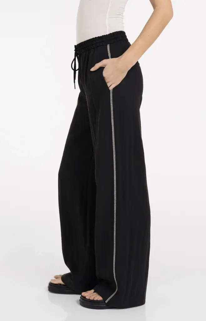 trousers-with-wide-legs-and-contrast-stitching-l32_417c745f-d49a-4e0d-8bf6-9be179a7f7f8.webp