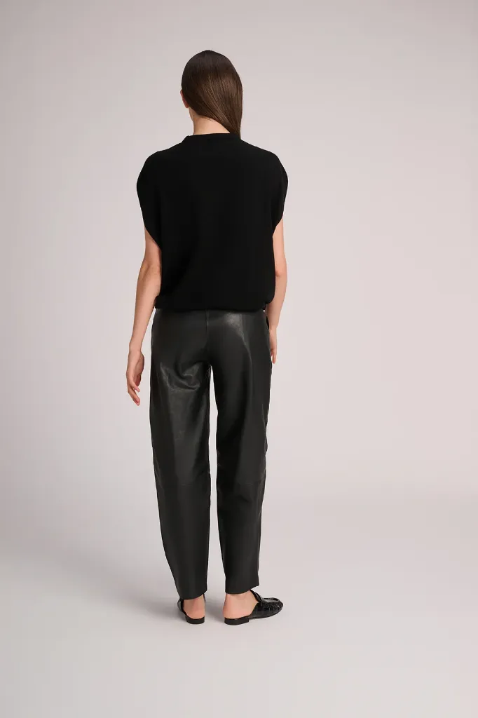 Pull_amsterdam_black_trousers_leather_brussels_tilly_croco_2-37892.webp